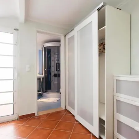 Charming Apt, Great Location Apartman *